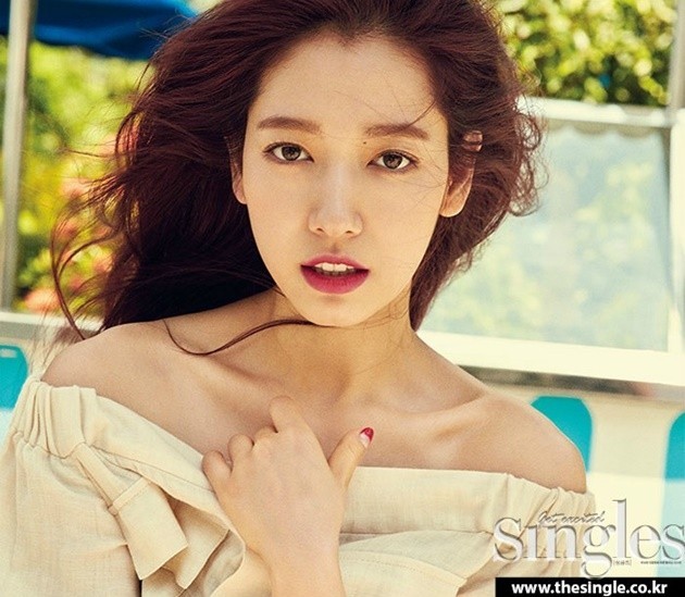 Gambar Foto Park Shin Hye di Majalah Singles Edisi Juni 2016