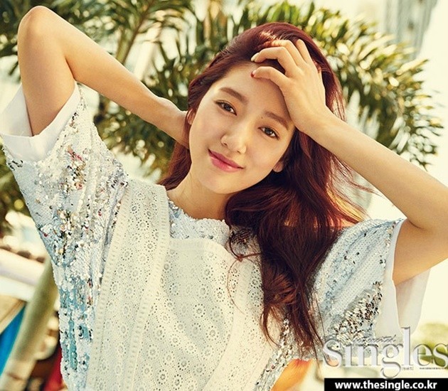 Gambar Foto Park Shin Hye di Majalah Singles Edisi Juni 2016