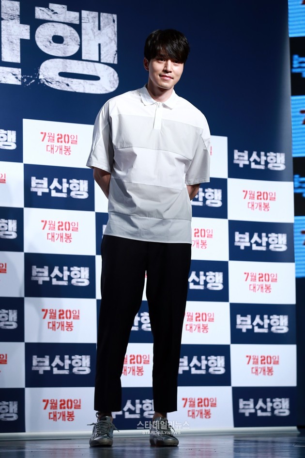 Gambar Foto Lee Dong Wook di VIP Premiere Film 'Train to Busan'