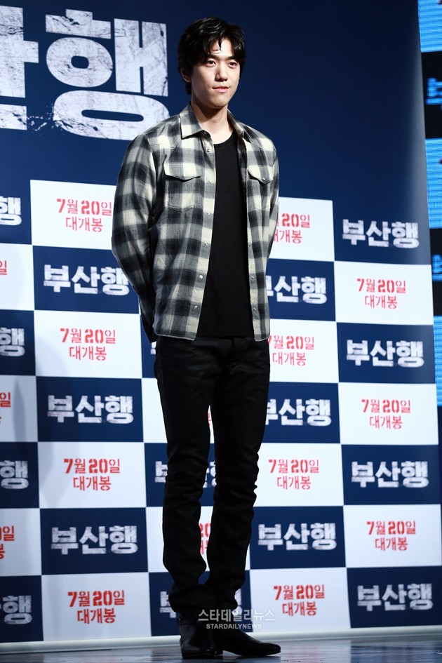 Gambar Foto Sung Joon di VIP Premiere Film 'Train to Busan'