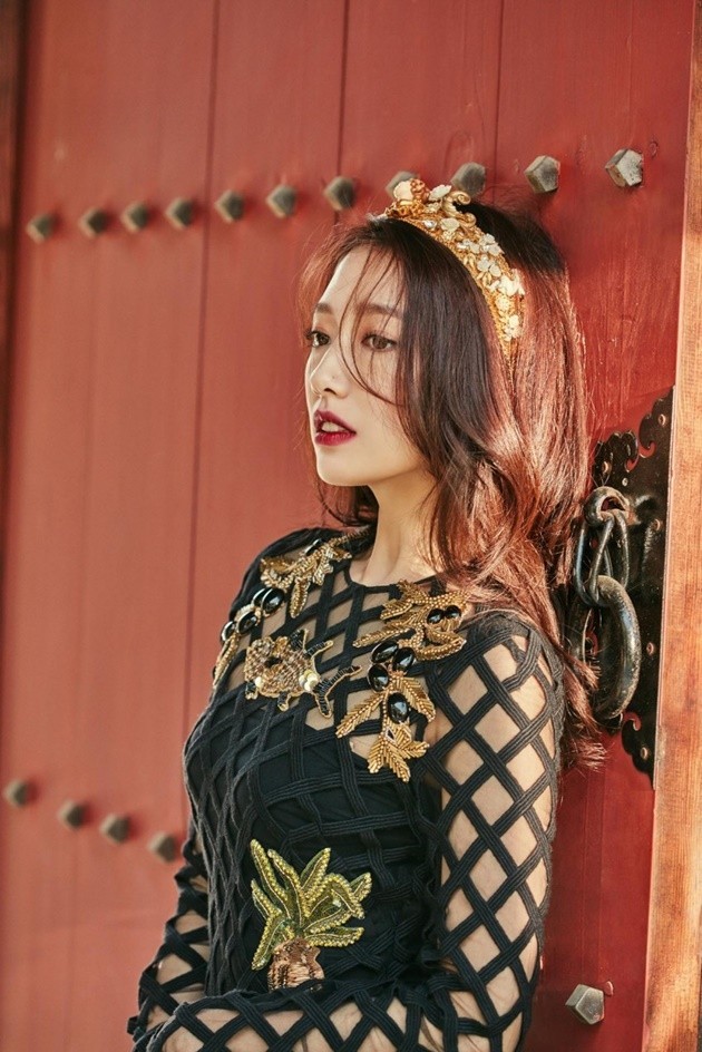Gambar Foto Park Shin Hye di Majalah Elle Edisi Juli 2016