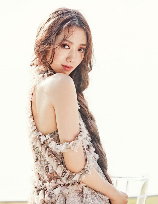 Gambar Foto Park Shin Hye di Majalah Elle Edisi Juli 2016