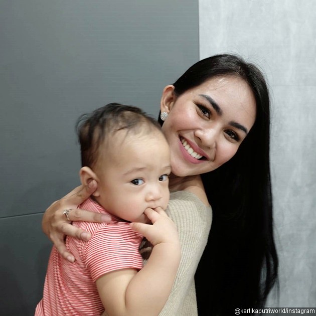 Gambar Foto Ekspresi Rafathar Saat Digendong Kartika Putri
