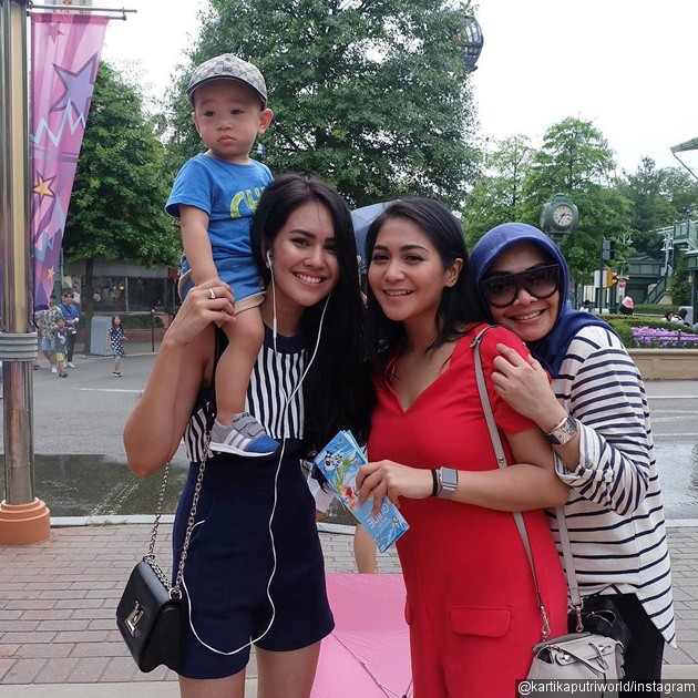 Gambar Foto Rafathar, Kartika Putri, Marsha Tengker dan Mama Rieta di Everland
