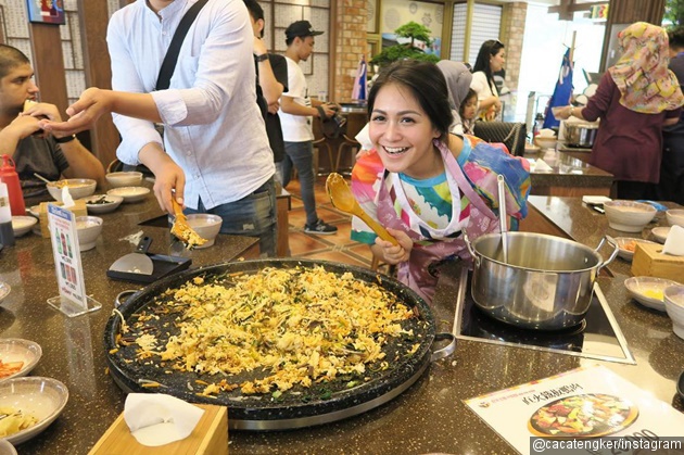 Gambar Foto Marsha Tengker Tengah Masak Bibimbap