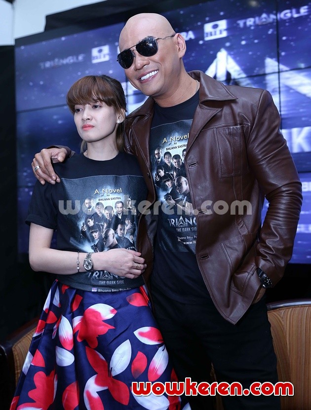 Gambar Foto Chika Jessica dan Deddy Corbuzier di Launching Novel 'Triangle The Dark Side'