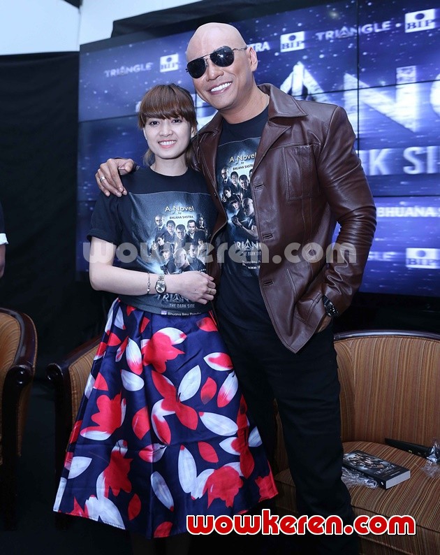 Gambar Foto Chika Jessica dan Deddy Corbuzier di Launching Novel 'Triangle The Dark Side'