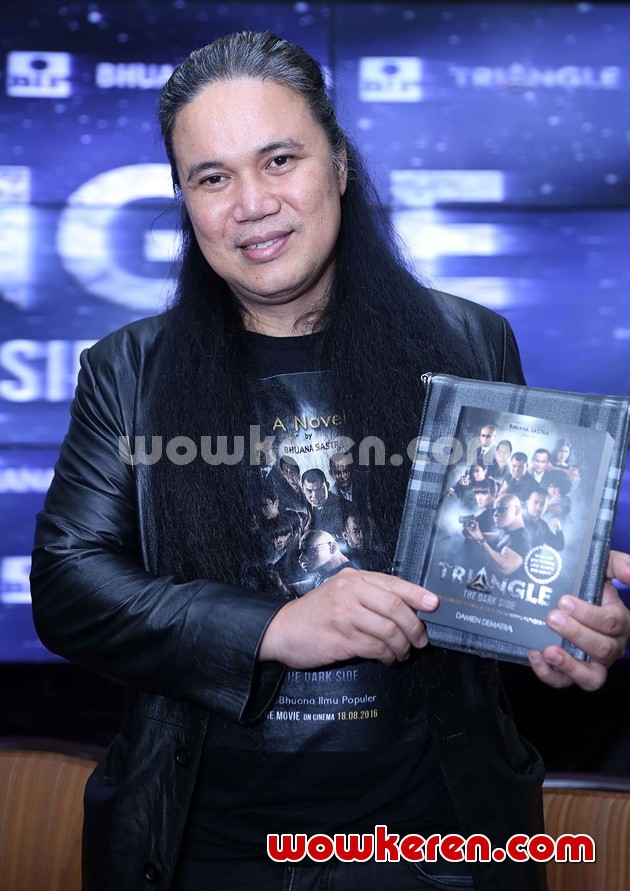 Gambar Foto Damien Dematra di Launching Novel 'Triangle The Dark Side'