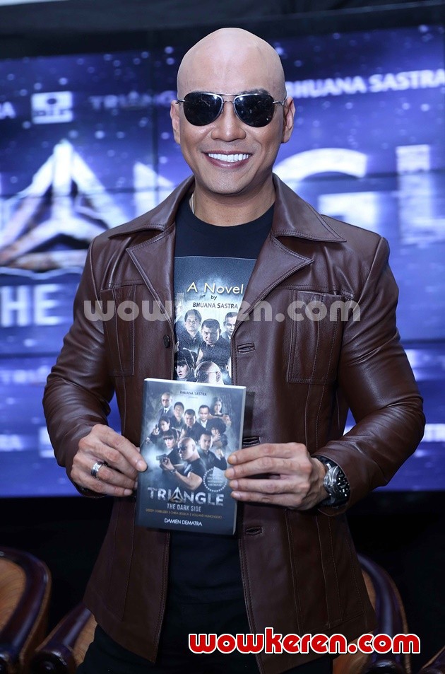 Gambar Foto Deddy Corbuzier di Launching Novel 'Triangle The Dark Side'