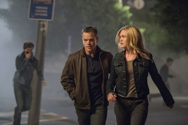 Gambar Foto Matt Damon Bersama Julia Stiles yang Berperan Sebagai Mantan Agen CIA Nicky Parsons