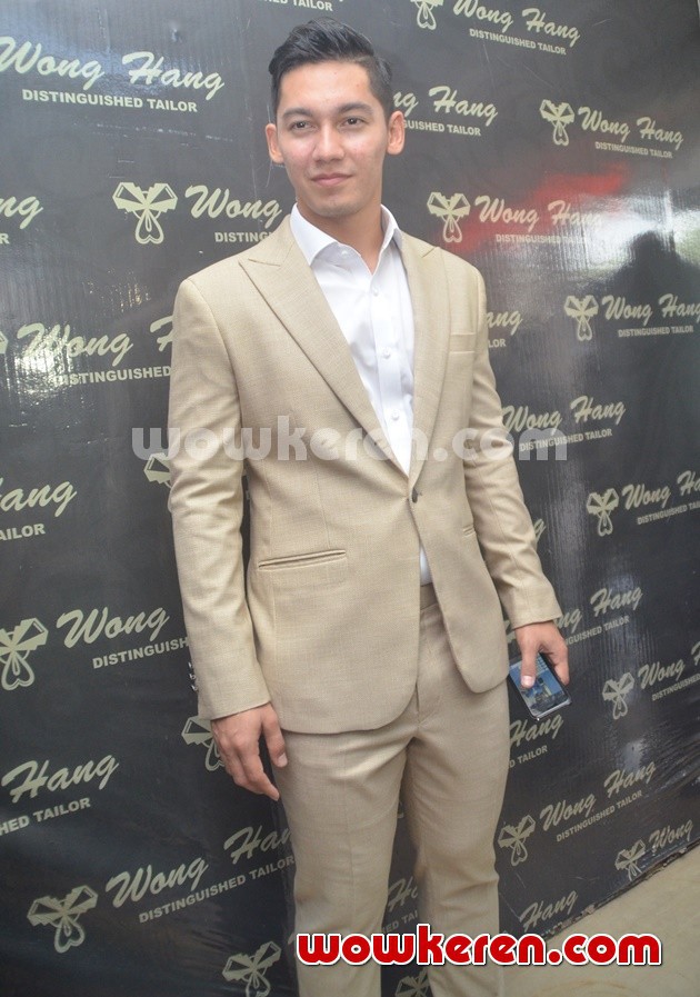 Gambar Foto Samuel Zylgwyn Fitting Jas Jelang Pernikahan