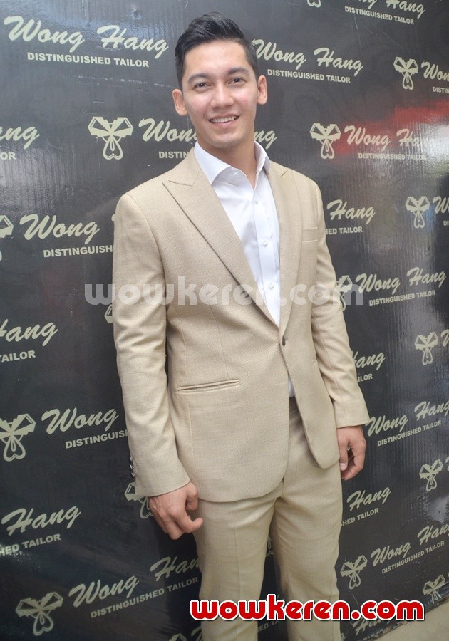 Gambar Foto Samuel Zylgwyn Fitting Jas Jelang Pernikahan