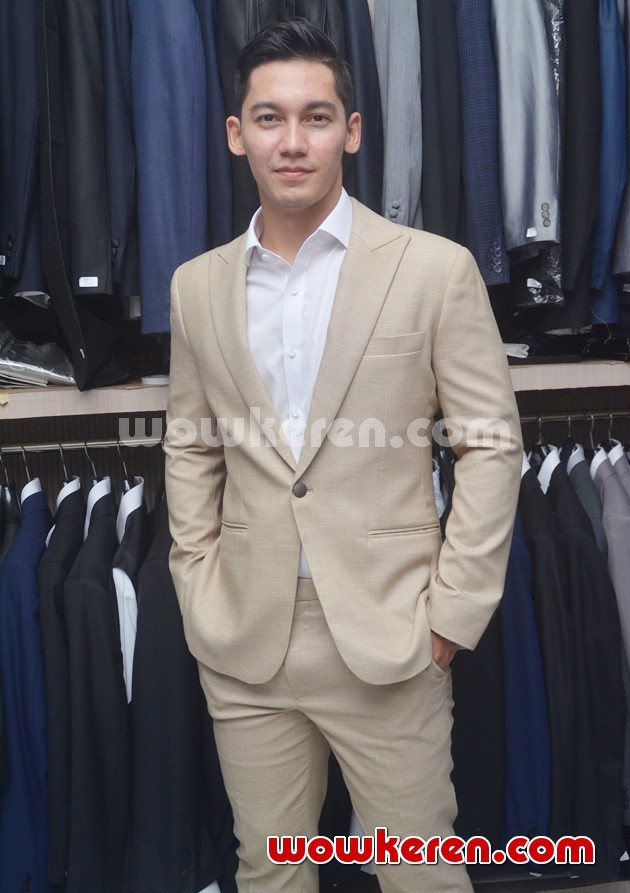 Gambar Foto Samuel Zylgwyn Fitting Jas Jelang Pernikahan