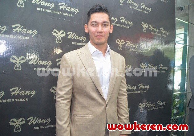 Gambar Foto Samuel Zylgwyn Fitting Jas Jelang Pernikahan