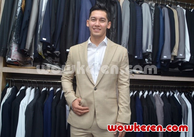 Gambar Foto Samuel Zylgwyn Fitting Jas Jelang Pernikahan