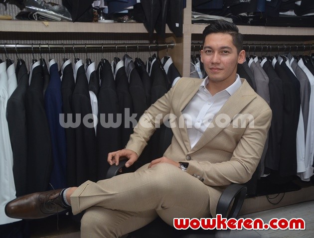 Gambar Foto Samuel Zylgwyn Fitting Jas Jelang Pernikahan