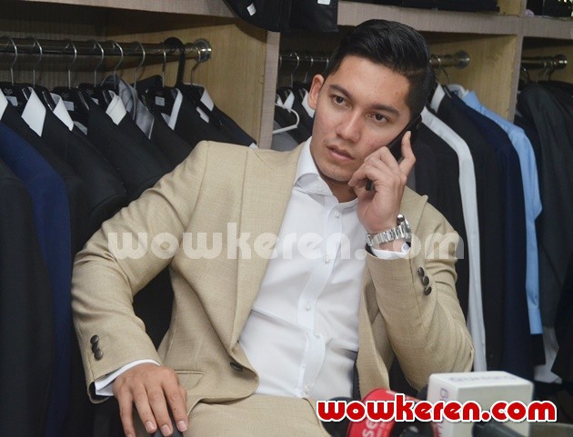 Gambar Foto Samuel Zylgwyn Fitting Jas Jelang Pernikahan