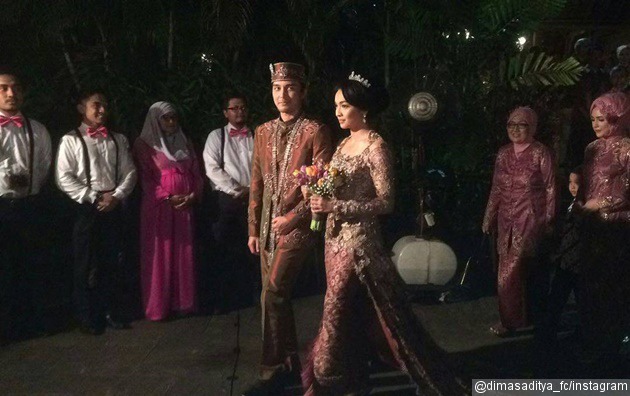 Gambar Foto Cantiknya Tika Bravani Menggandeng Suami Menuju Pelaminan