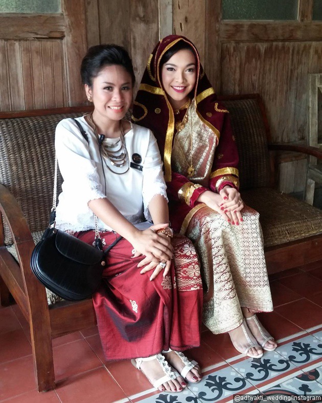Gambar Foto Tika Bravani Kenakan Busana Pengantin Turun-Temurun dari Sang Nenek