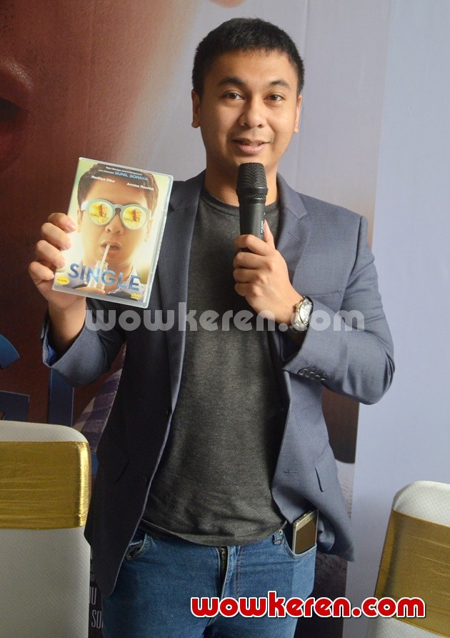 Gambar Foto Raditya Dika di Peluncuran DVD Film 'Single'