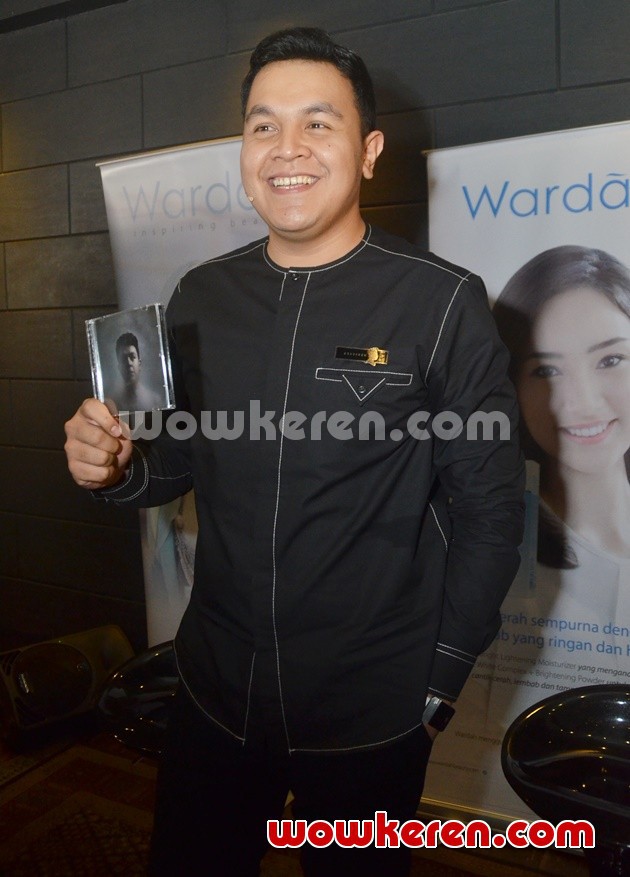 Gambar Foto Tulus Rilis Album 'Monokrom'