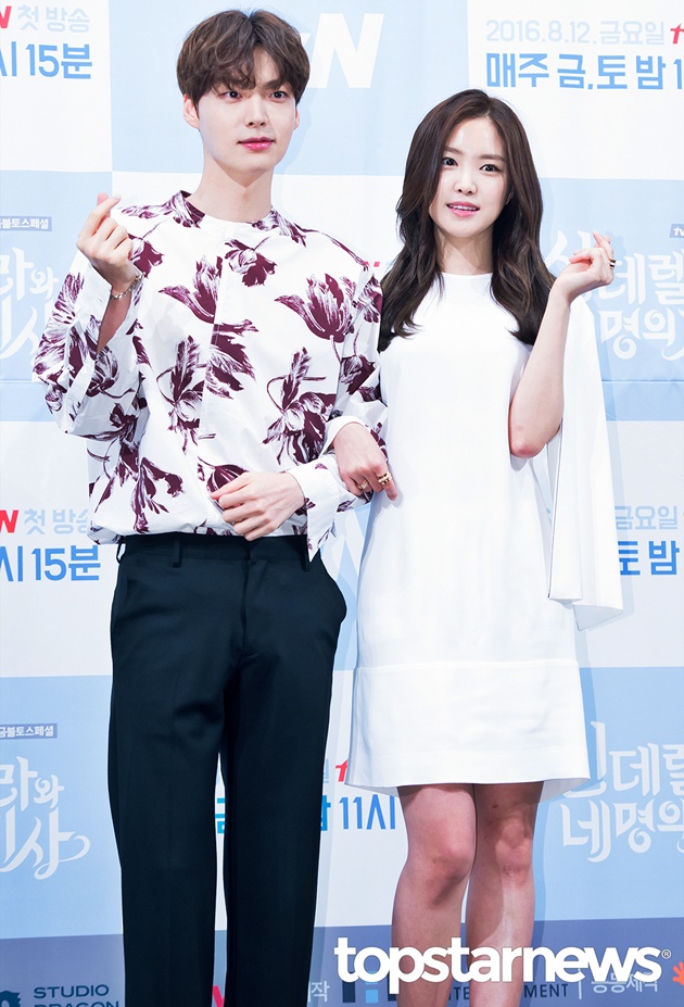 Gambar Foto Ahn Jae Hyun dan Na Eun A Pink di Jumpa Pers Drama 'Cinderella and the Four Knights'