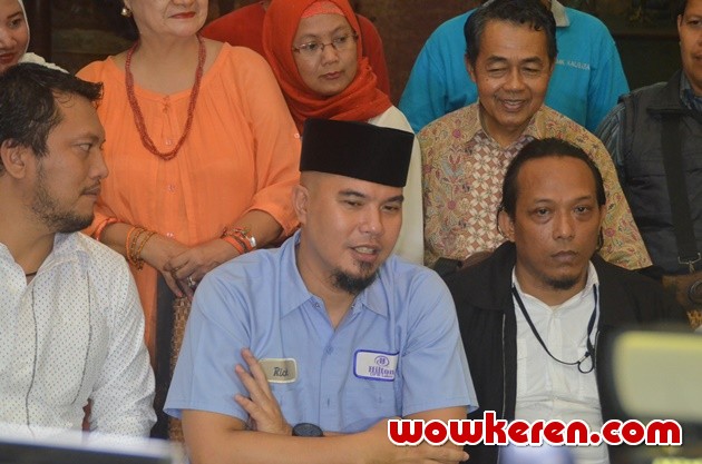 Gambar Foto Ahmad Dhani Ditemui di Kediamannya