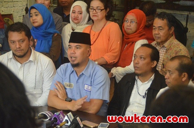 Gambar Foto Ahmad Dhani Ditemui di Kediamannya