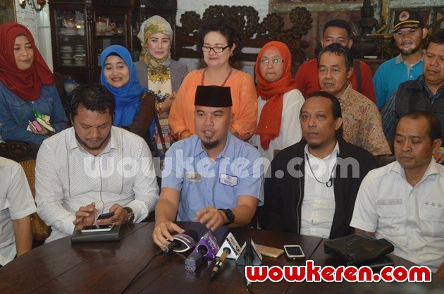 Gambar Foto Ahmad Dhani Ditemui di Kediamannya