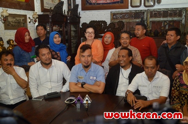 Gambar Foto Ahmad Dhani Ditemui di Kediamannya