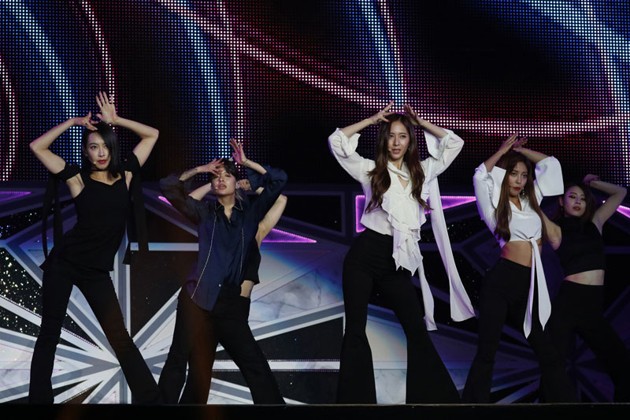 Gambar Foto f(x) Tampil Nyanyikan Lagu '4 Walls'