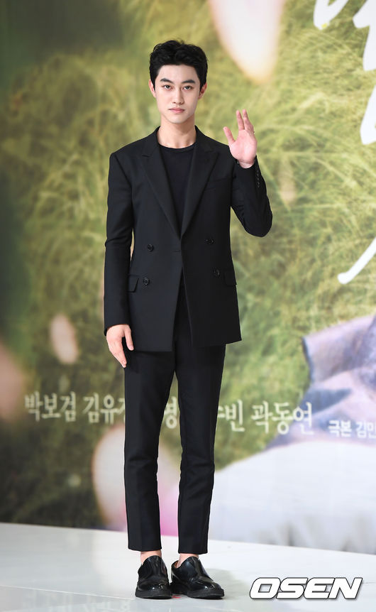 Foto Kwak Dong Yeon di Jumpa Pers Drama 'Love in the ...