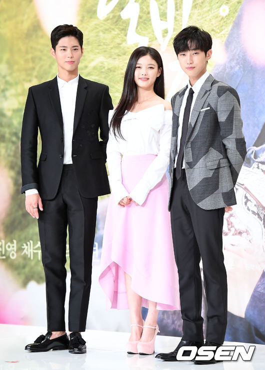 Foto Park Bo Gum, Kim Yoo Jung dan Jinyoung B1A4 di Jumpa Pers Drama 'Love in the Moonlight'