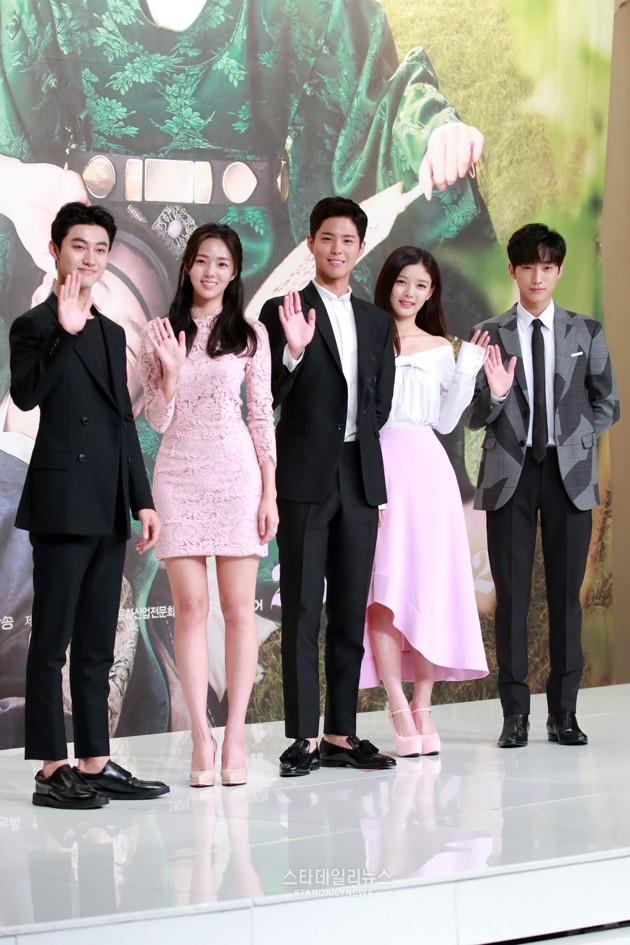 Gambar Foto Para Pemeran Drama 'Love in the Moonlight' Hadir Saat Jumpa Pers