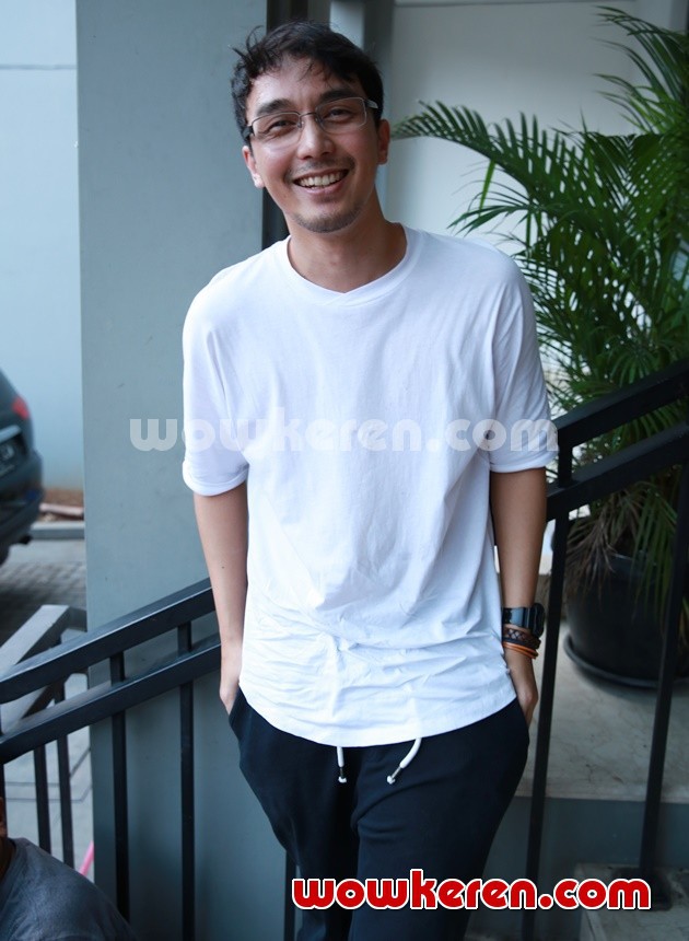 Gambar Foto Dimas Aditya di Konferensi Pers Film 'Athirah'