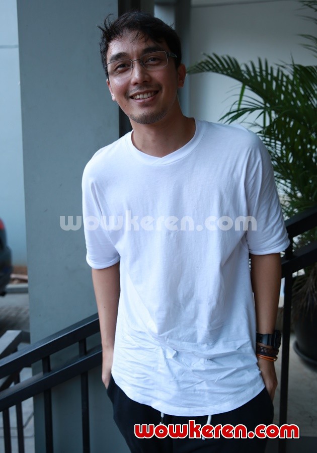 Gambar Foto Dimas Aditya di Konferensi Pers Film 'Athirah'