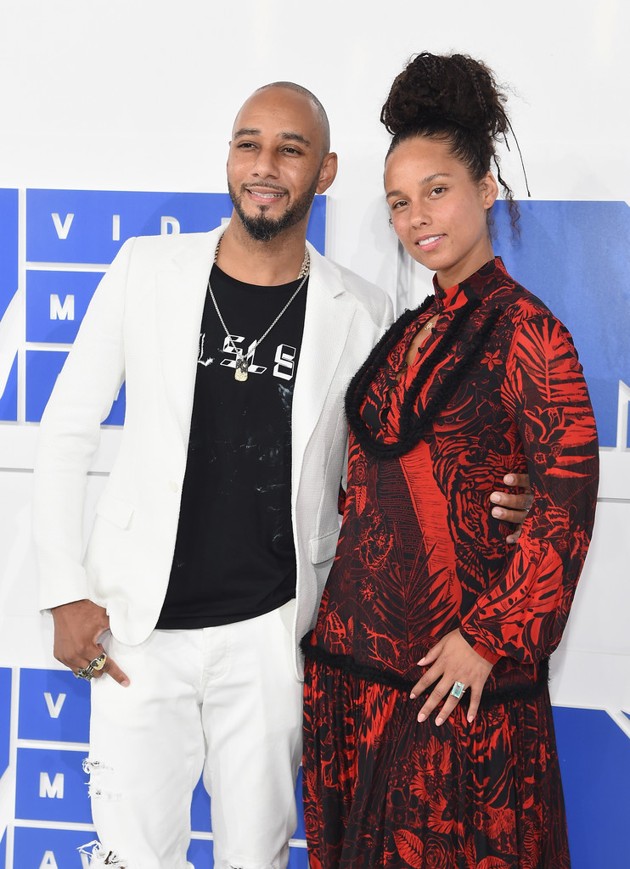 Foto Swizz Beatz dan Alicia Keys di Red Carpet MTV Video Music Awards 2016