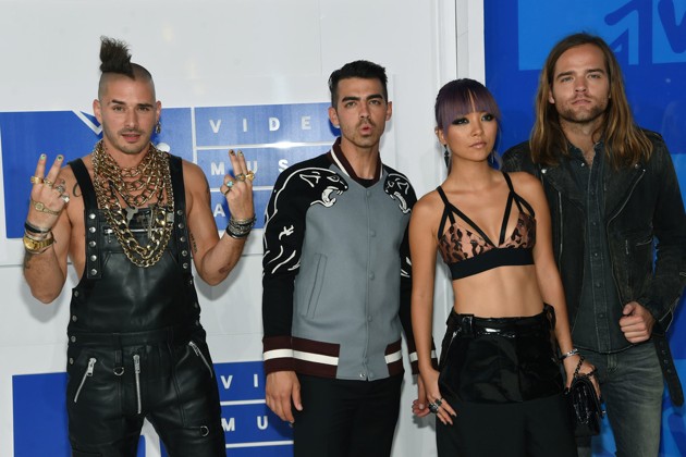 Gambar Foto DNCE di Red Carpet MTV Video Music Awards 2016