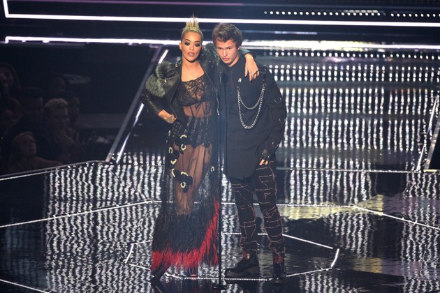 Gambar Foto Rita Ora dan Ansel Elgort di MTV Video Music Awards 2016