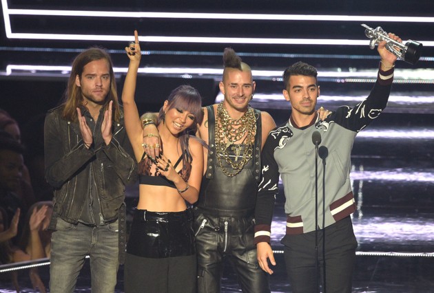 Gambar Foto DNCE Raih Piala Best New Artist