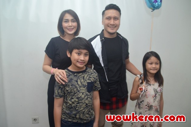 Foto Fenita Arie dan Arie Untung Dikaruniai Anak Ketiga