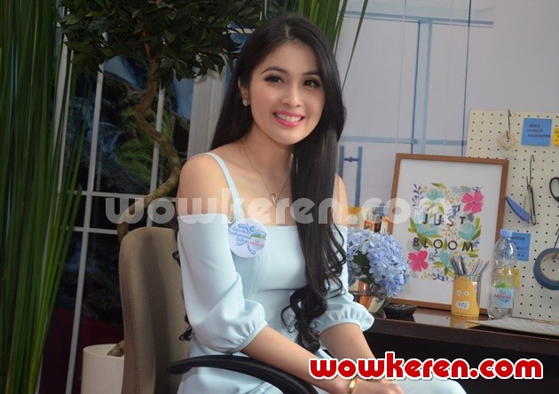 Gambar Foto Sandra Dewi di Kampanye 'Gerakan Indonesia Sehat'