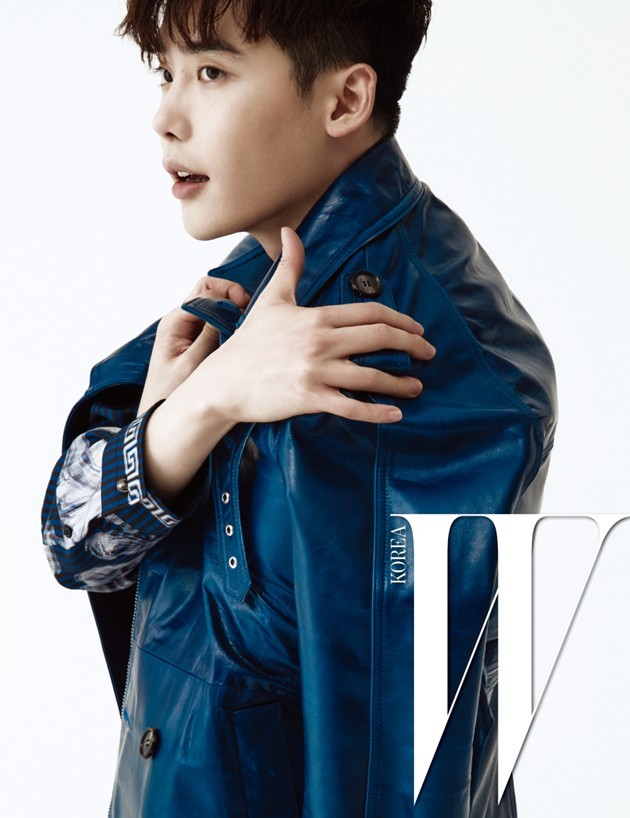 Gambar Foto Lee Jong Suk di Majalah W Edisi Agustus 2016