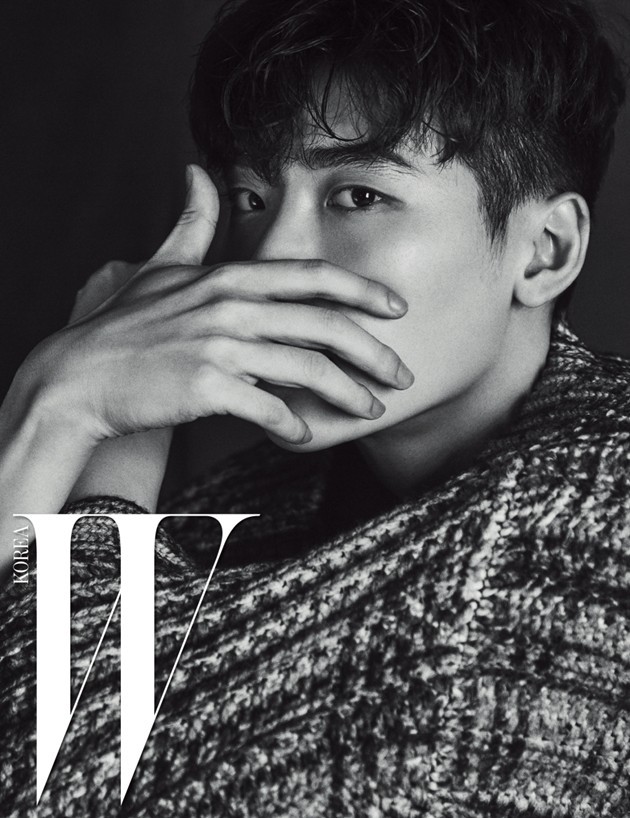 Gambar Foto Lee Jong Suk di Majalah W Edisi Agustus 2016