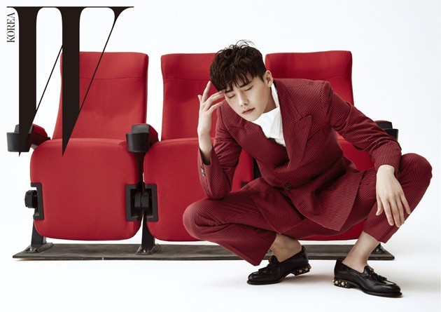 Gambar Foto Lee Jong Suk di Majalah W Edisi Agustus 2016