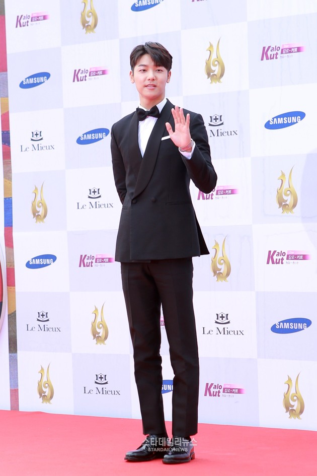 Gambar Foto Kang Min Hyuk CN Blue di Red Carpet Seoul International Drama Awards 2016