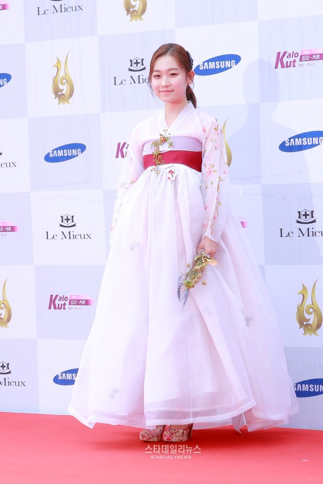 Gambar Foto Kim Seul Gi di Red Carpet Seoul International Drama Awards 2016