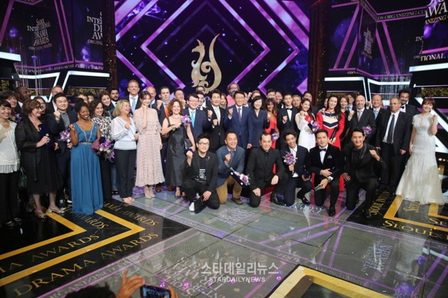 Gambar Foto Seluruh Pemenang Seoul International Drama Awards 2016 Berfoto Bersama