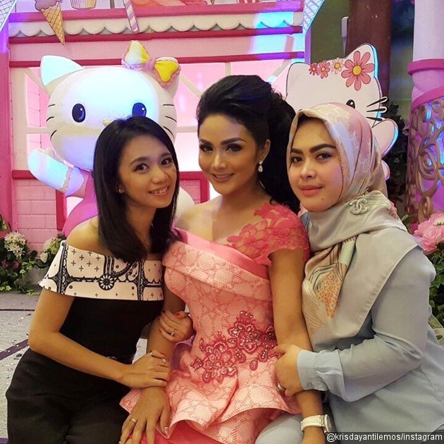 Gambar Foto Cantiknya Krisdayanti dengan Gaun Pink