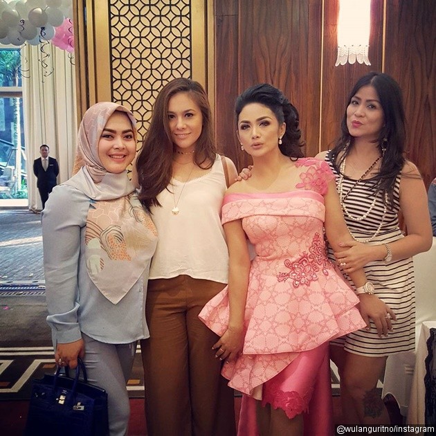 Gambar Foto Aisyahrani dan Wulan Guritno Hadiri Pesta Ulang Tahun Amora